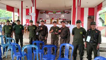 SATLINMAS Bertugas di Lokasi Pemilu Bupati dan Gubernur di Desa Kapul, Kecamatan Halong, Kabupaten Balangan, Kalimantan Selatan